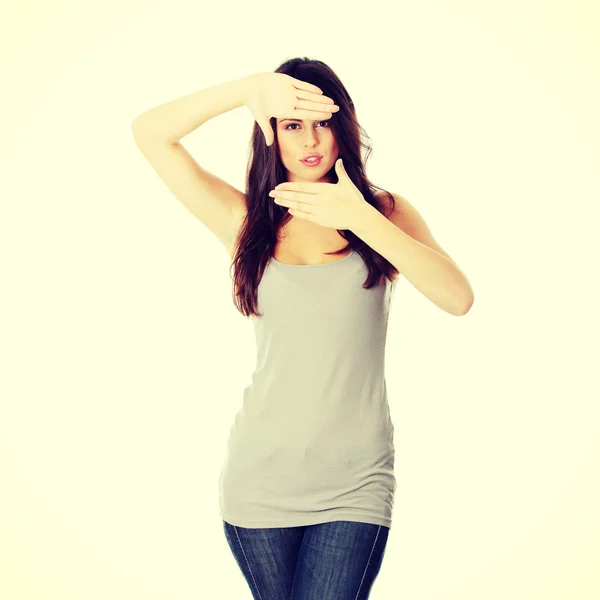 Woman framing her face with hands — Stock Photo, Image