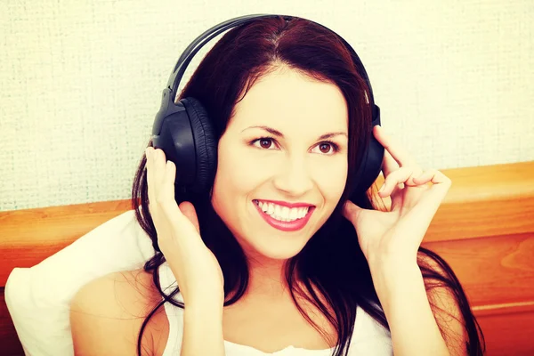 Woman listening to music — Stock Photo, Image