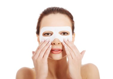 kolajen maske ile güzel bir kadın.