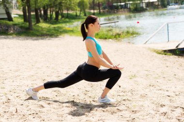 Dışarıda egzersiz yapan bir kadın.