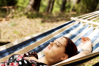 Hamaktaki genç kadın.