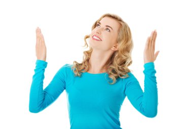 kopyalama alanı işaret eden kadın.