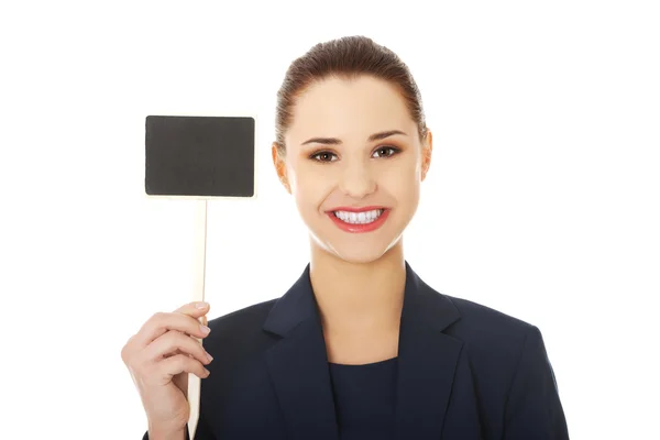 Mulher de negócios mostrando tabuleta em branco — Fotografia de Stock