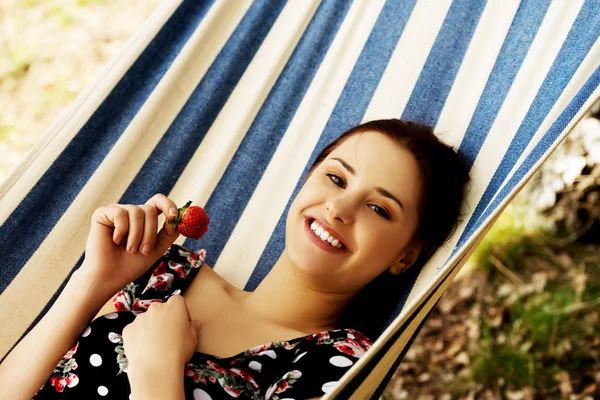 Young woman in hammock — Stock Photo, Image