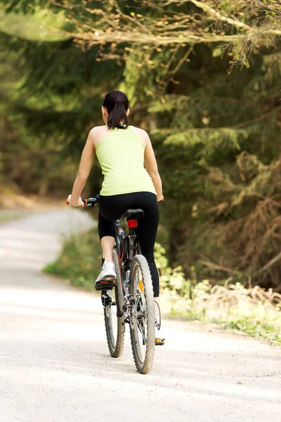 Turista feminino com bicicleta — Fotografia de Stock