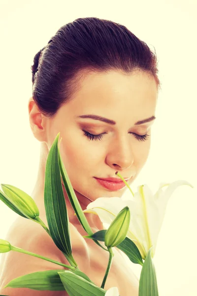 Piękna kobieta z białych lilii. — Zdjęcie stockowe