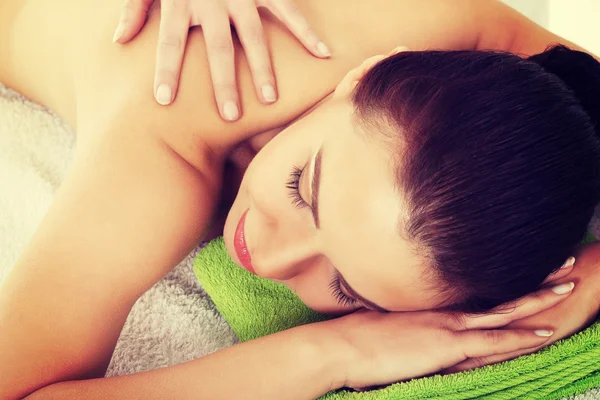 Mujer acostada en el salón de spa . — Foto de Stock