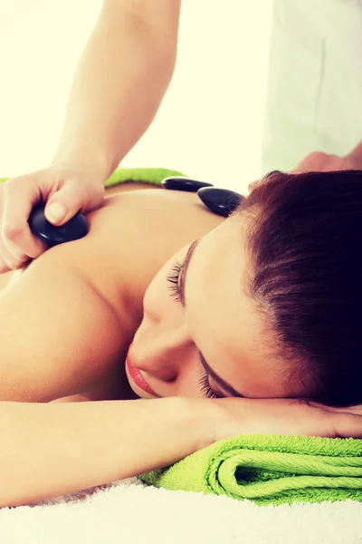 Mujer acostada en el salón de spa . — Foto de Stock