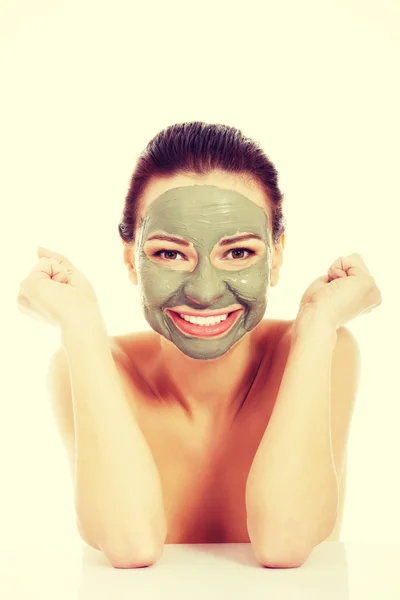 Beautifu toplessl mujer con máscara facial . — Foto de Stock