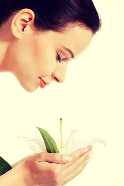 Hermosa mujer sosteniendo flor . — Foto de Stock