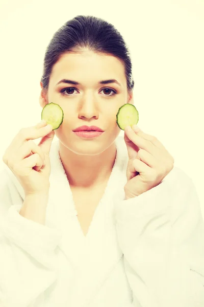 Beautiful woman holding slices of cucumber — Stock Photo, Image