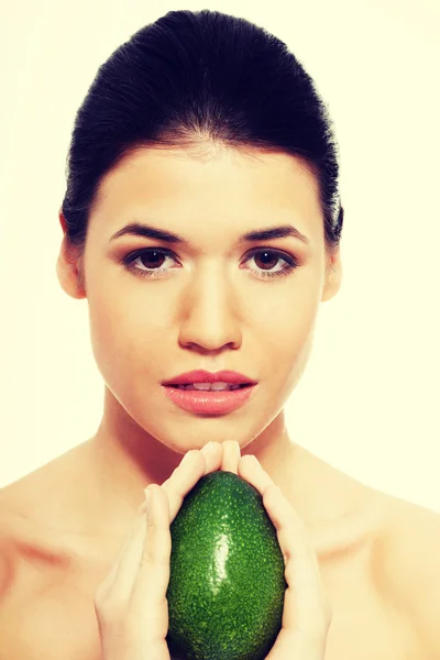 Vackra kvinnor ansikte med avokado — Stockfoto