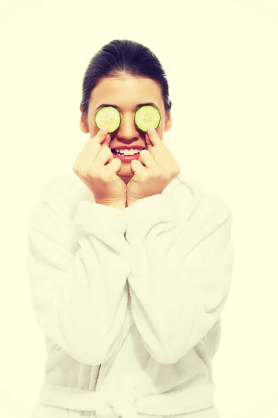 Bela jovem mulher com pepino em olhos . — Fotografia de Stock