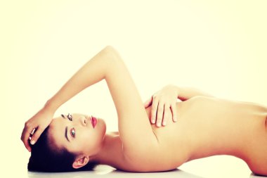 seksi çıplak kadın uzanmış