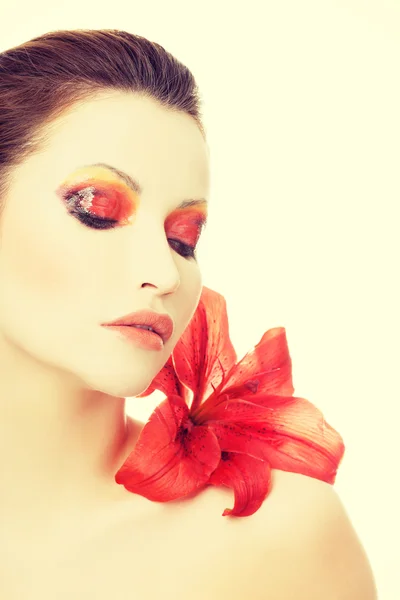Красивая женщина с красной лилией — стоковое фото