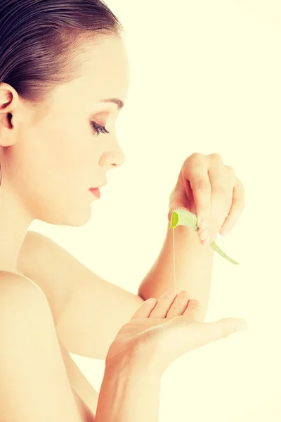 Mujer con aloe vera — Foto de Stock