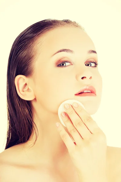 Gelukkig jonge vrouw reinigen huid door wattenschijfje — Stockfoto