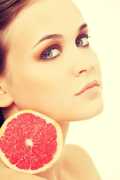 Beautiful caucasian holding grapefruit. — Stock Photo, Image