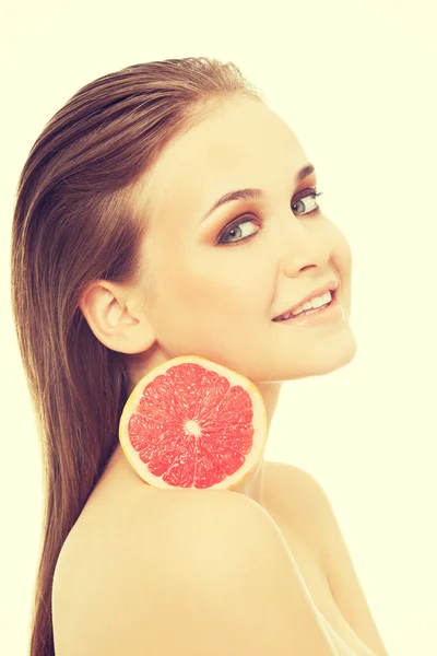 Beautiful caucasian holding grapefruit. — Stock Photo, Image