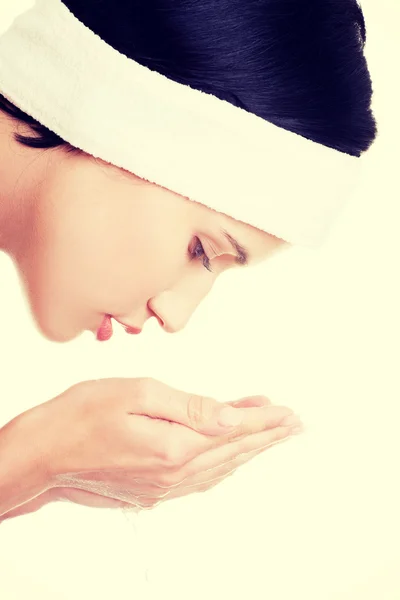 Beautiful brunette woman is cleaning her face — Stock Photo, Image