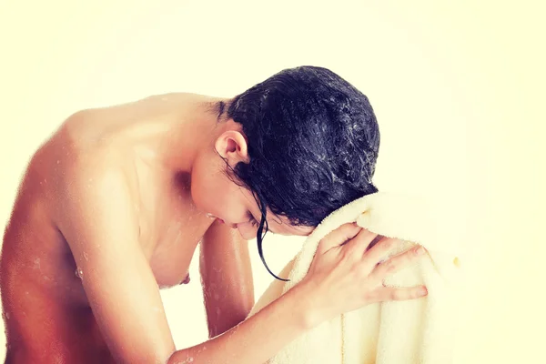 Jovem com cabelo molhado e toalha — Fotografia de Stock