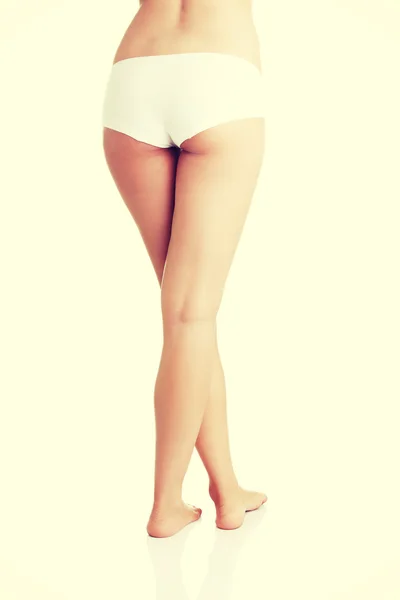Szczupły womans opalone ciało w białe majtki. — Zdjęcie stockowe
