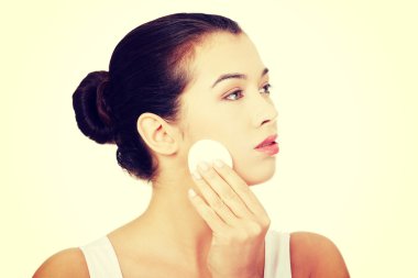 güzel bir kadın ile pamuk yastık