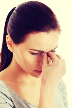 burnunu dokunmadan genç güzel kadın.