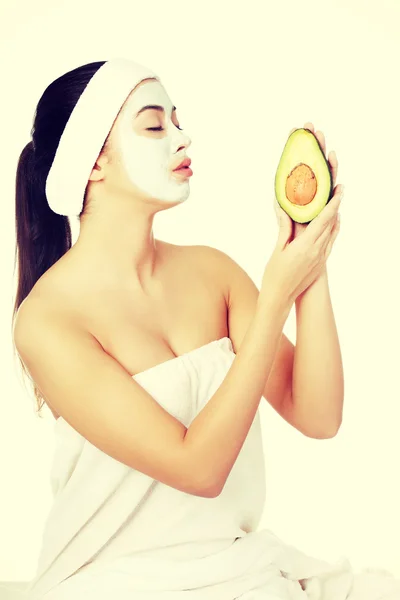 Young woman holding avocado — Stock Photo, Image