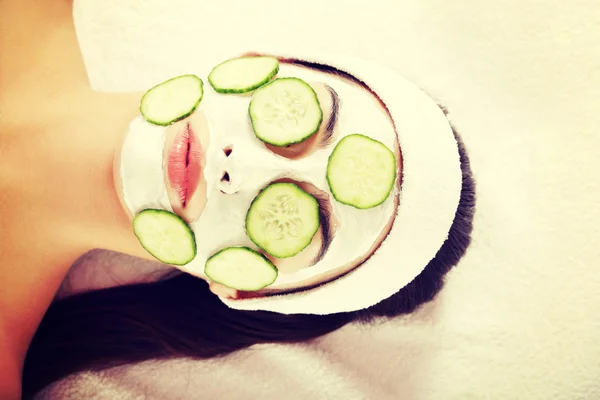 Genç kadının yüzünde salatalık dilimleri ile — Stok fotoğraf