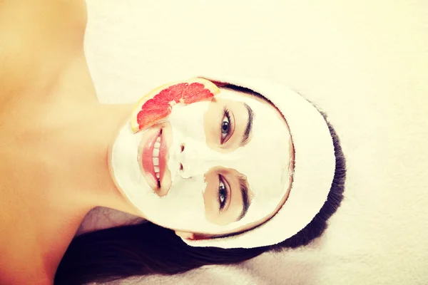 Attraktiv ung kvinna med frukt mask — Stockfoto