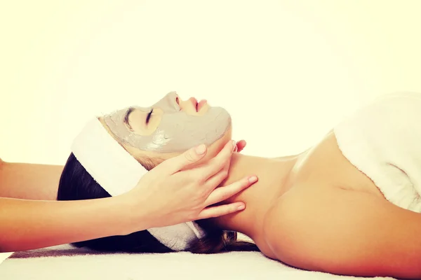 Mujer disfrutar recibiendo masaje en la cabeza — Foto de Stock