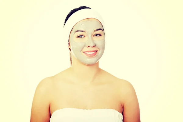 Vacker kvinna med lera ansiktsmask — Stockfoto