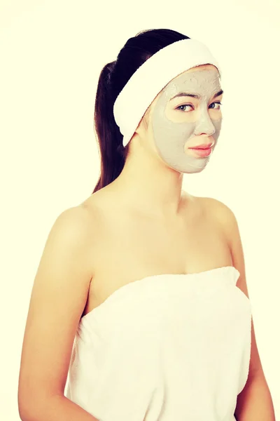 Femeie frumoasă cu mască facială de lut — Fotografie, imagine de stoc