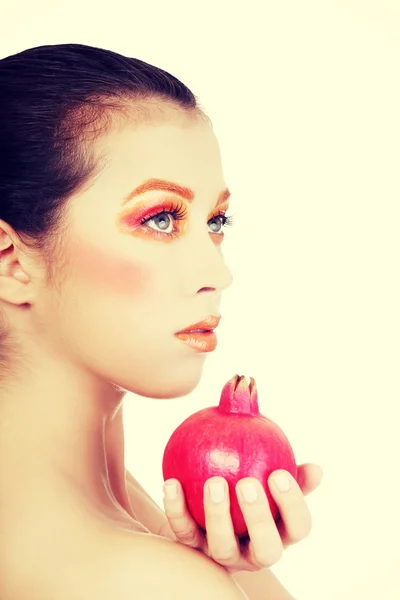 Porträtt av ung vacker kvinna med granatäpple — Stockfoto