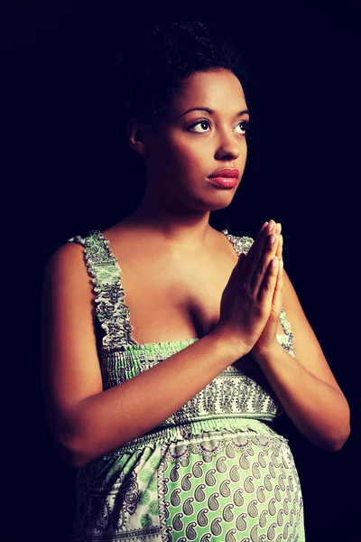 Młody afro american kobieta w ciąży modląc się — Zdjęcie stockowe