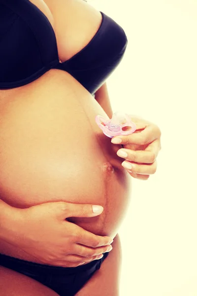 Hermosa mujer embarazada sosteniendo un maniquí rosa —  Fotos de Stock