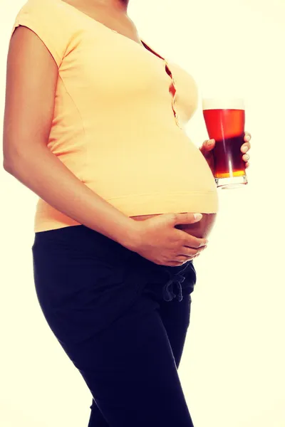 Gravid kvinna med ett glas alkohol — Stockfoto