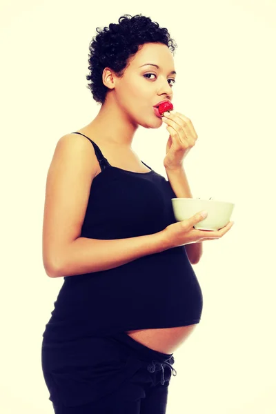 Young happy pregnant woman with strawberries — Stock Photo, Image