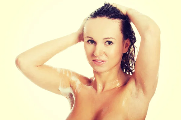 Joven atractiva mujer tomando ducha — Foto de Stock