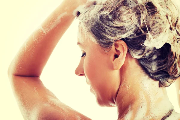 Hermosa mujer tomando una ducha —  Fotos de Stock