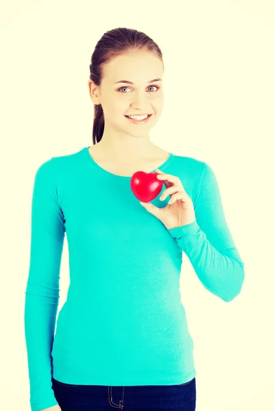 Hezká dívka ukazovat červené srdce — Stock fotografie