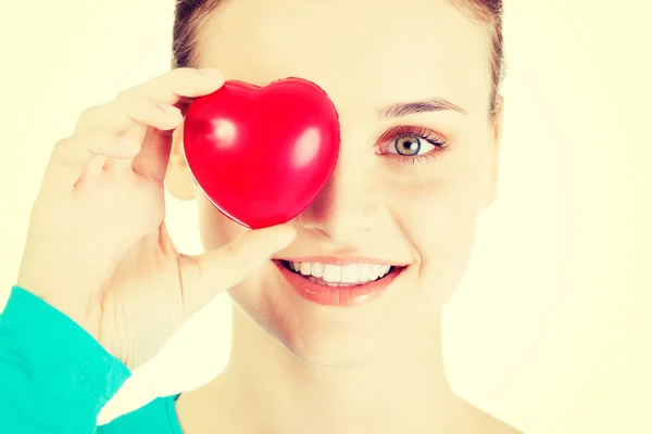 Mooi meisje weergegeven: rood hart — Stockfoto