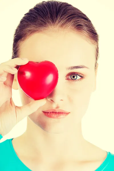 Pretty girl showing red heart — Stock Photo, Image