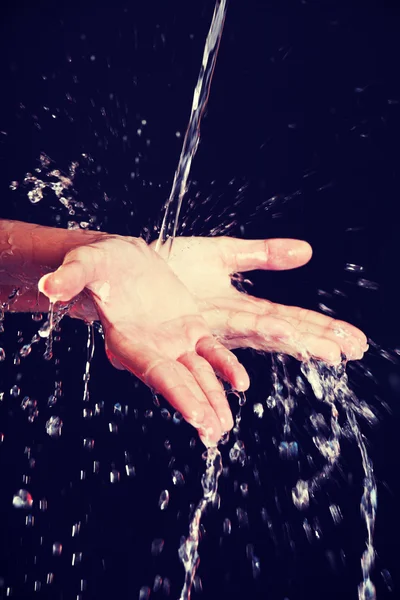 Eau tombant sur les mains féminines — Photo