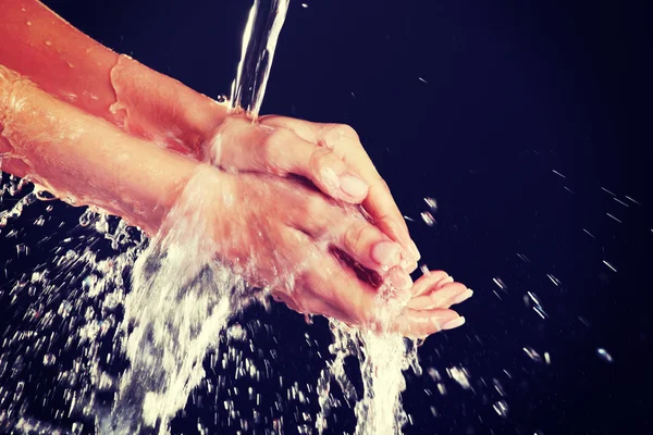 Вода падає на жіночі руки — стокове фото