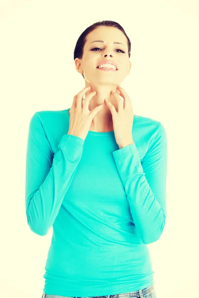 Junge schöne Frau kratzt sich an sich selbst. — Stockfoto