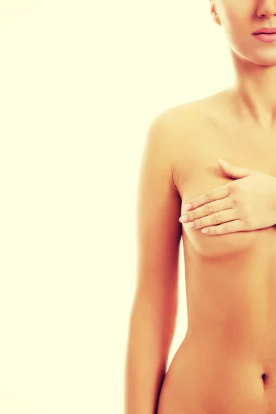 年轻的裸体女人是 examinning 她的乳房. — 图库照片