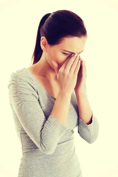 Junge schöne Frau, die ihre Nase berührt. — Stockfoto