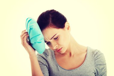 genç güzel kadın haveng bir baş ağrısı olduğunu.